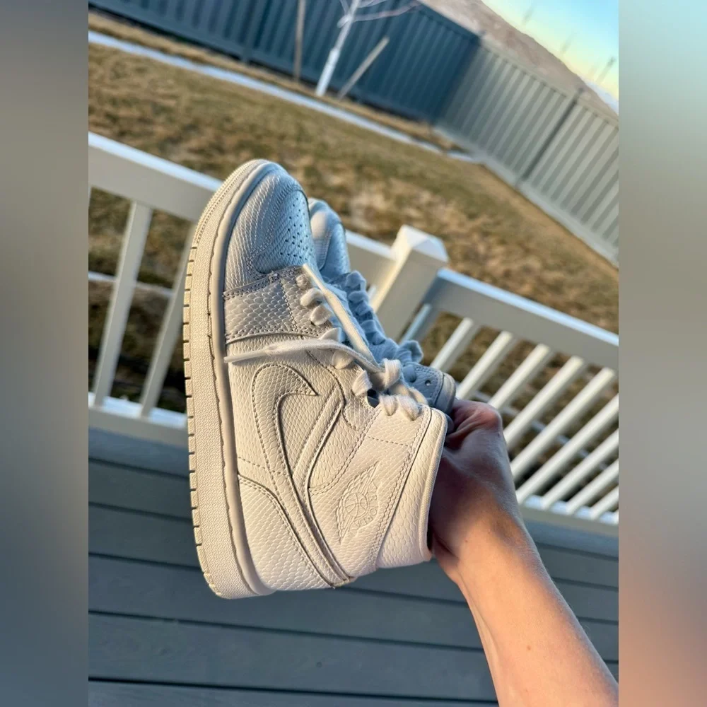 Air Jordan 1 Mid Triple White Women’s 6